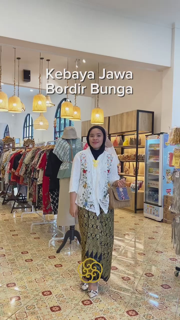 Kebaya Brokat Bunga Putih